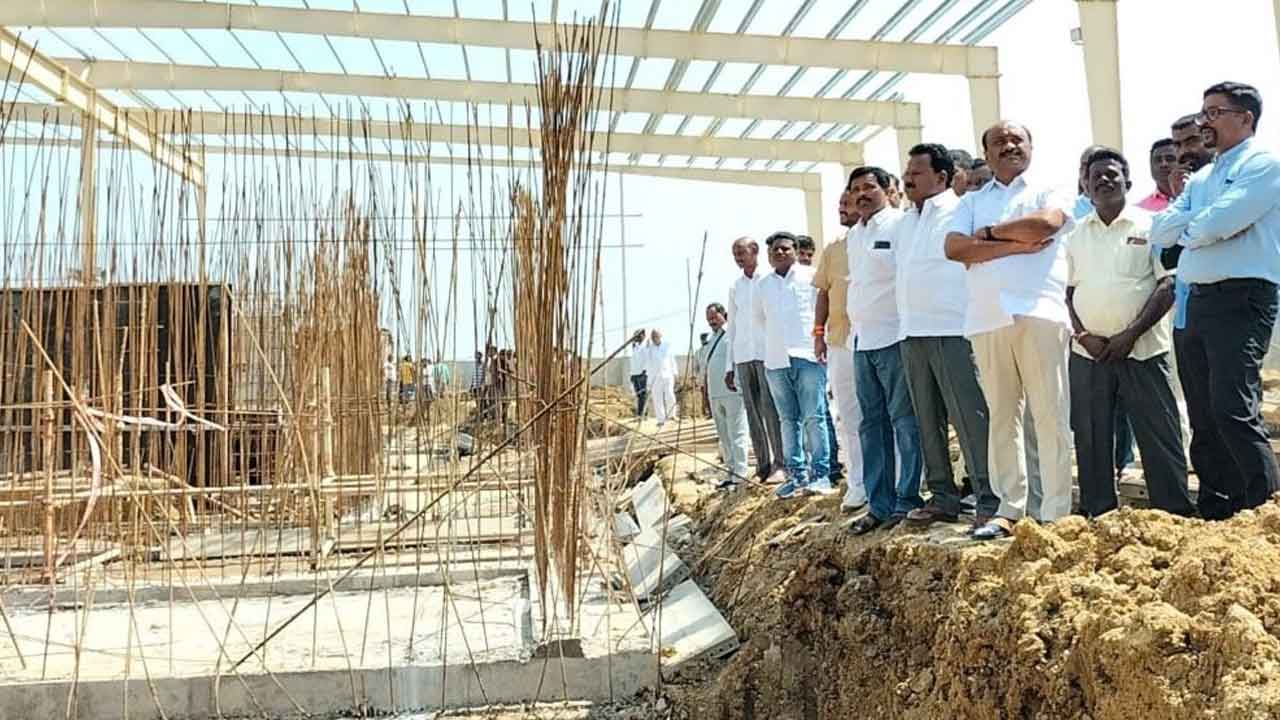 భూములు కోల్పోయిన కుటుంబాలకు ప్లాట్లు