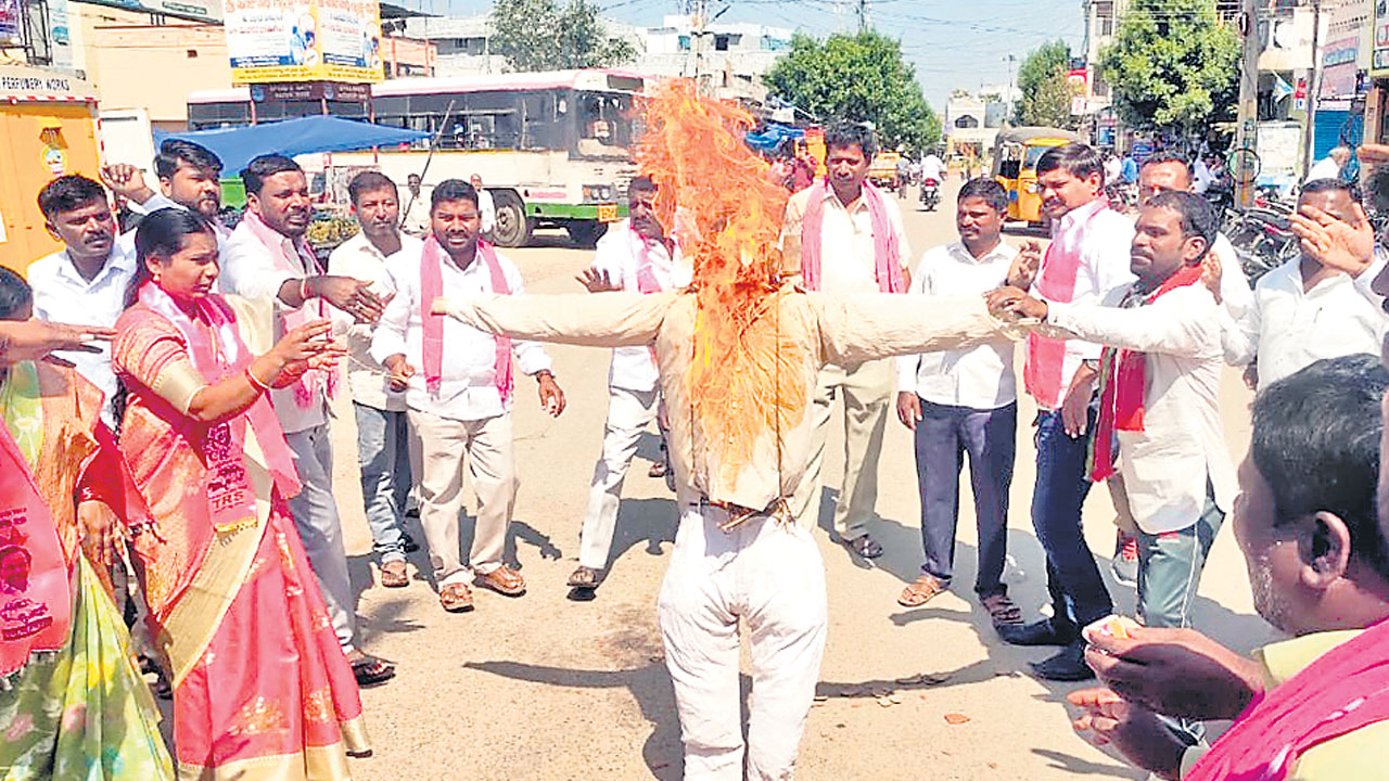భగ్గుమన్న దుబ్బాక