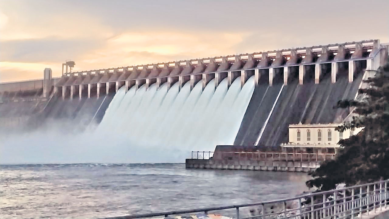 12 క్రస్ట్‌ గేట్ల ద్వారా సాగర్‌ నీరు విడుదల