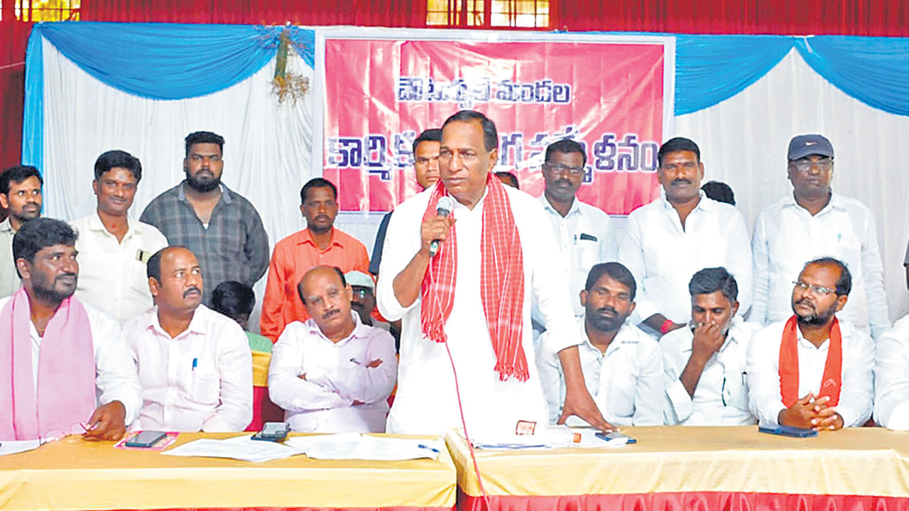 కార్మిక హక్కులను కాలరాస్తున్న బీజేపీ