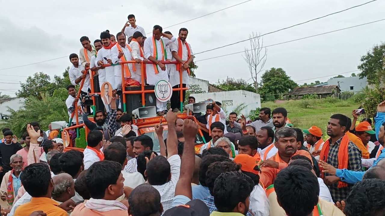 నిలబెట్టి కడిగేస్తున్నరు