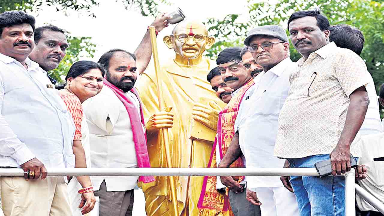 గాంధీకి అవమానంపై నిరసన జ్వాల