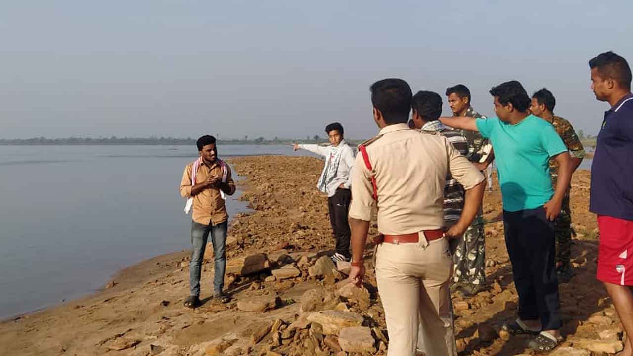 నదిలో గల్లంతైన ఉపాధ్యాయుడి కోసం ముమ్మర గాలింపు