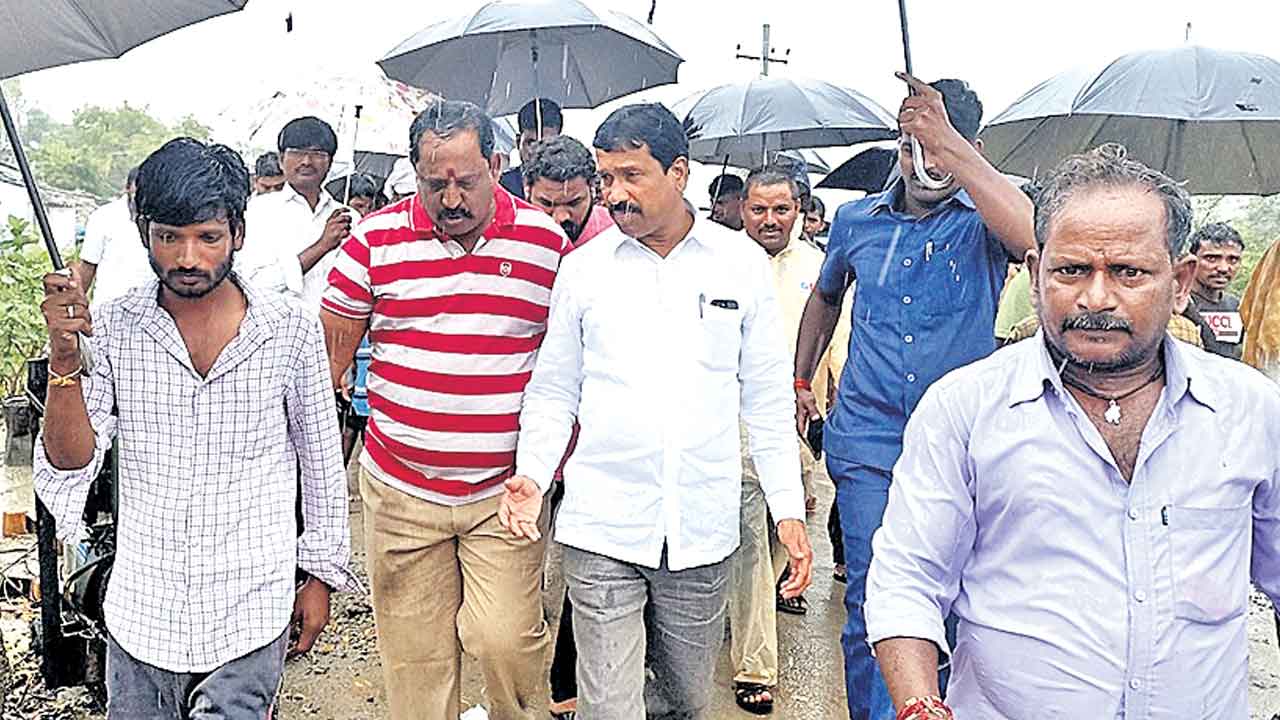 కుండపోత భారీ వర్షం ..పొంగిపొర్లుతున్న వాగులు