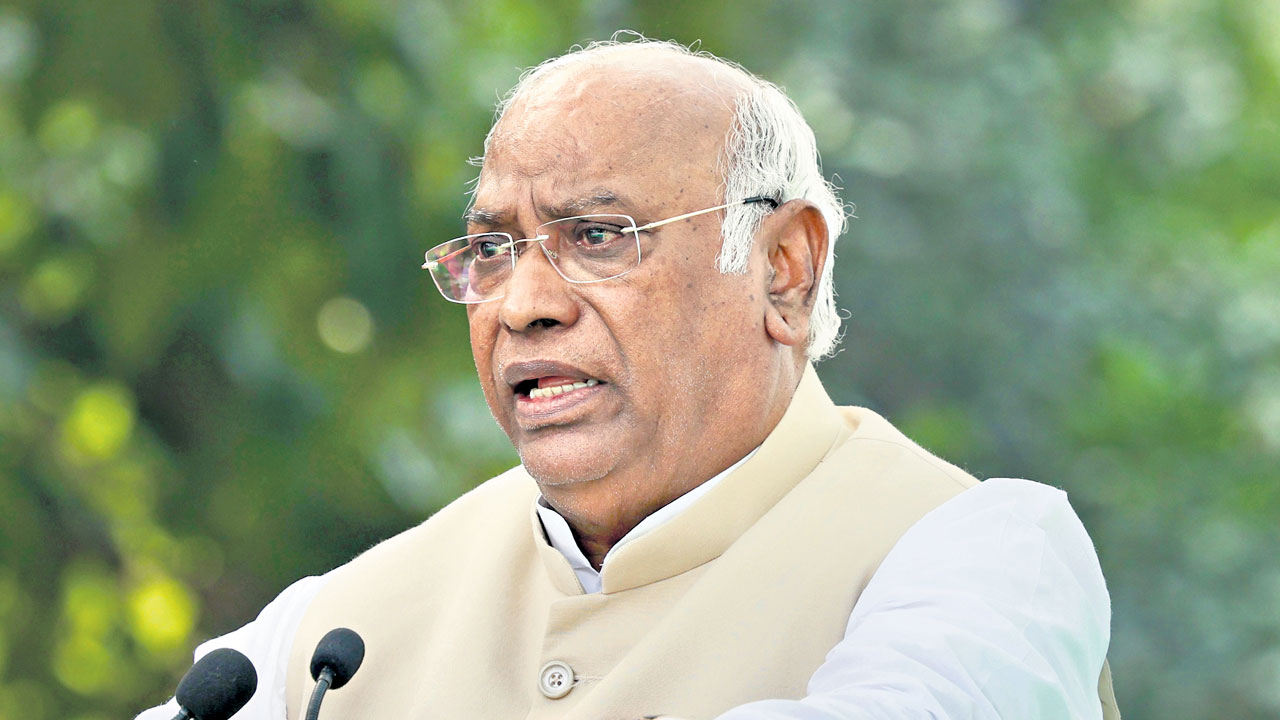 కాంగ్రెస్‌ అధ్యక్షుడిగా ఖర్గే బాధ్యతలు