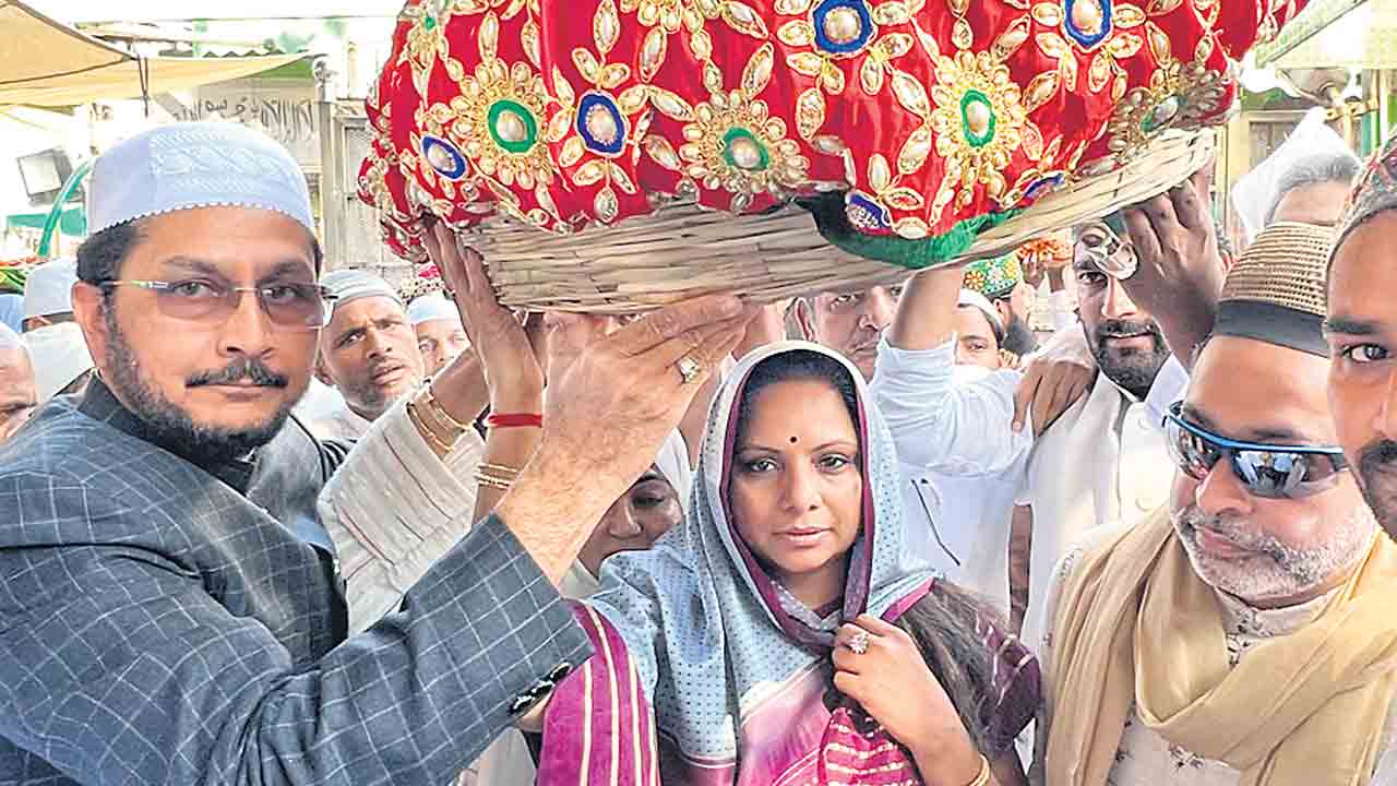 అజ్మీర్‌ దర్గాకు ఎమ్మెల్సీ కవిత చాదర్‌