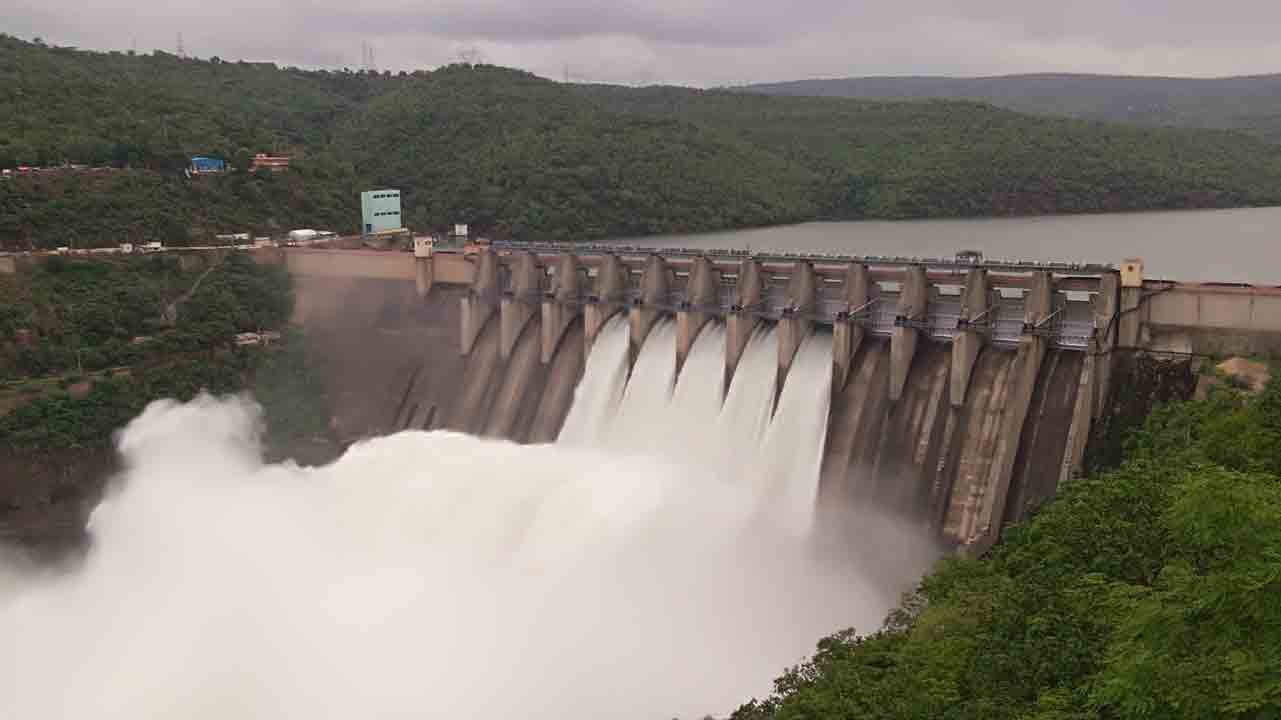 శ్రీశైలంలో ఐదు గేట్ల ఎత్తివేత