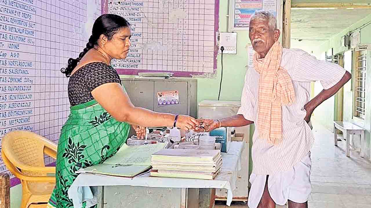 ఆరోగ్యంపై ఆరా..బీపీ,మధుమేహం రోగులకు ఉచితంగా మందులు