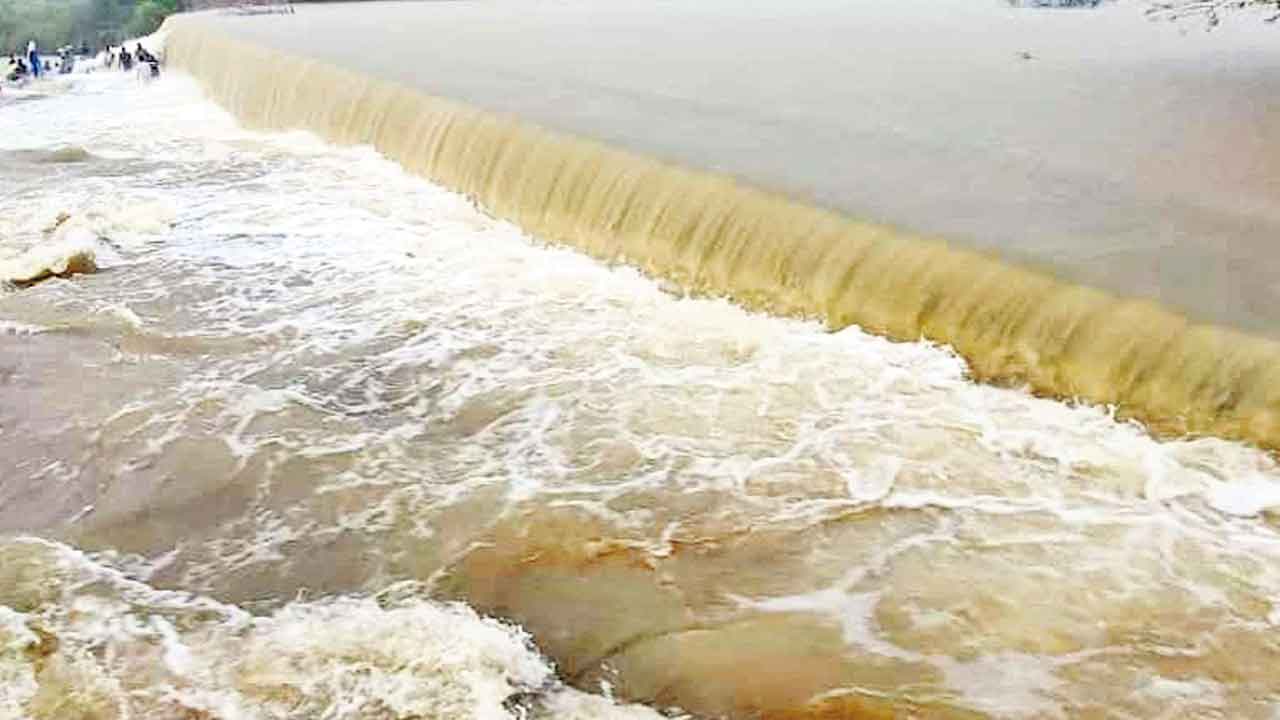 ముంచెత్తింది వాన..పొంగిపొర్లుతున్న వాగులు, వంకలు
