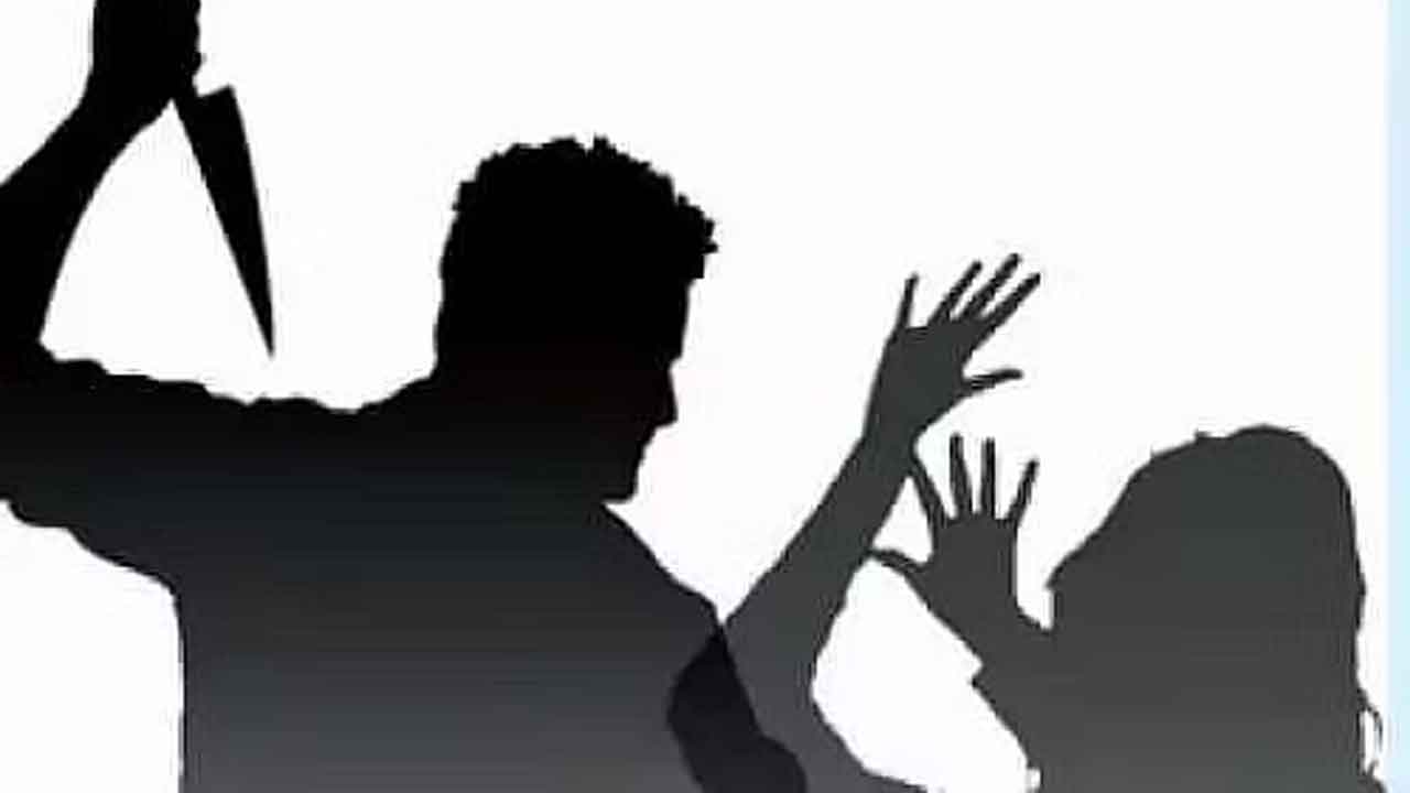 కాకినాడ జిల్లాలో దారుణం..ప్రేమోన్మాది దాడిలో యువతి దారుణ హత్య