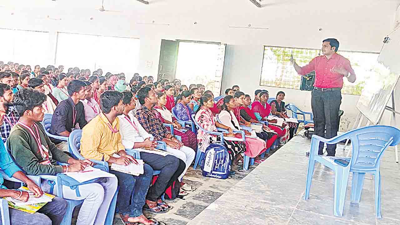 కొలువు దారిలో కొండంత అండగా..