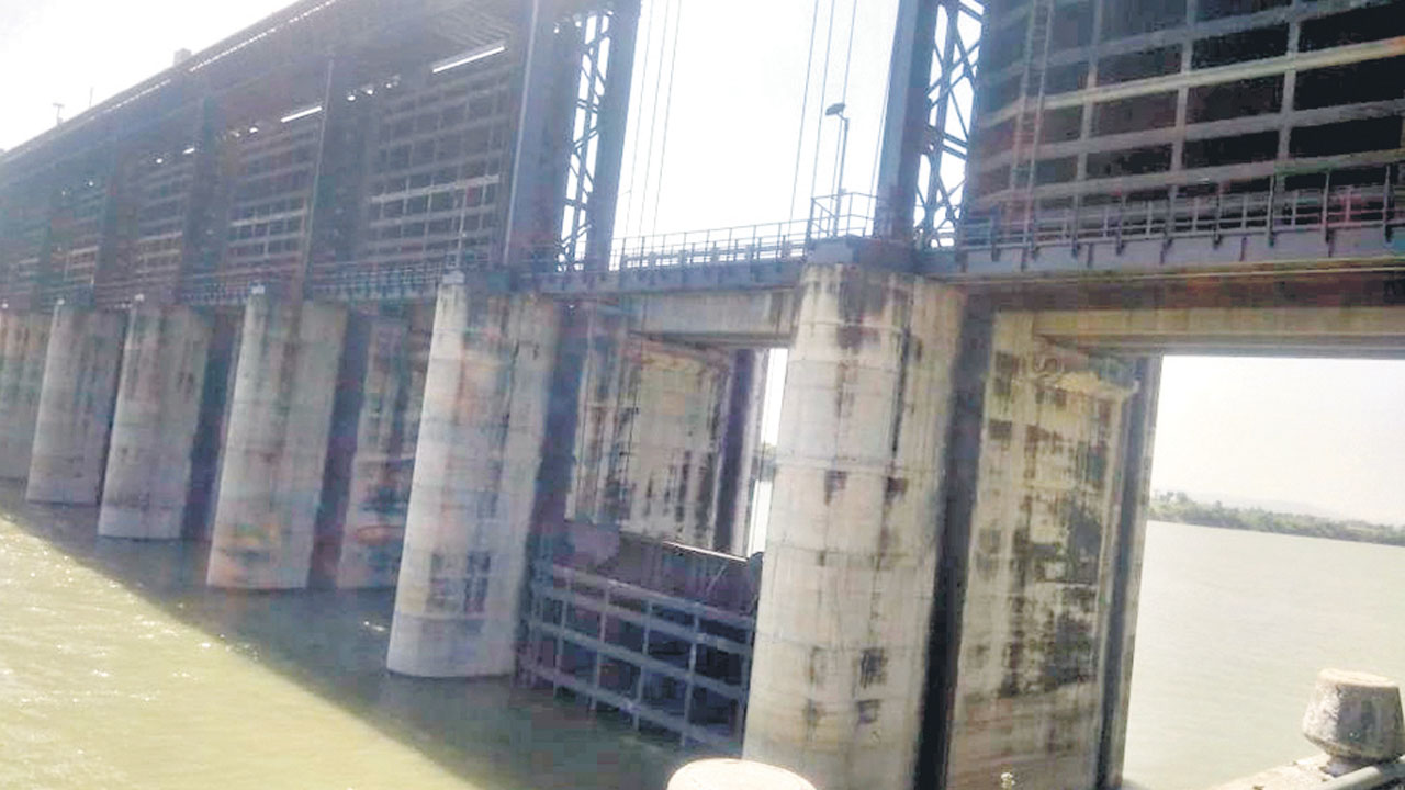 బాబ్లీ గేట్ల మూసివేత