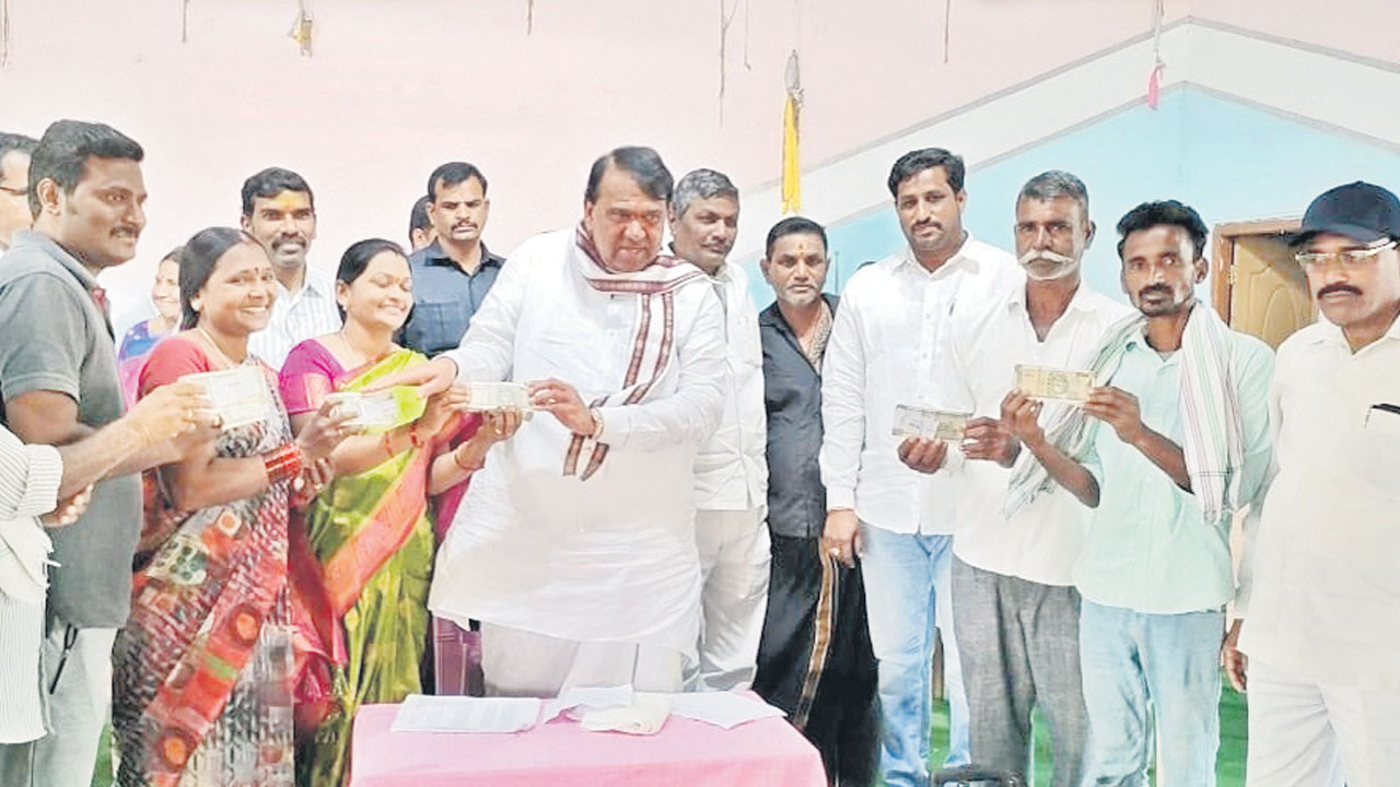 అర్హులందరికీ ఇండ్లు