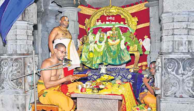 యాదగిరీశుడికి నిత్యోత్సవాలు