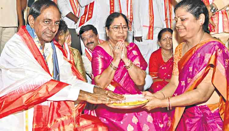 గిరిజన కోటా 10 శాతం..ఎస్టీలకు కేసీఆర్ దసరా కానుక