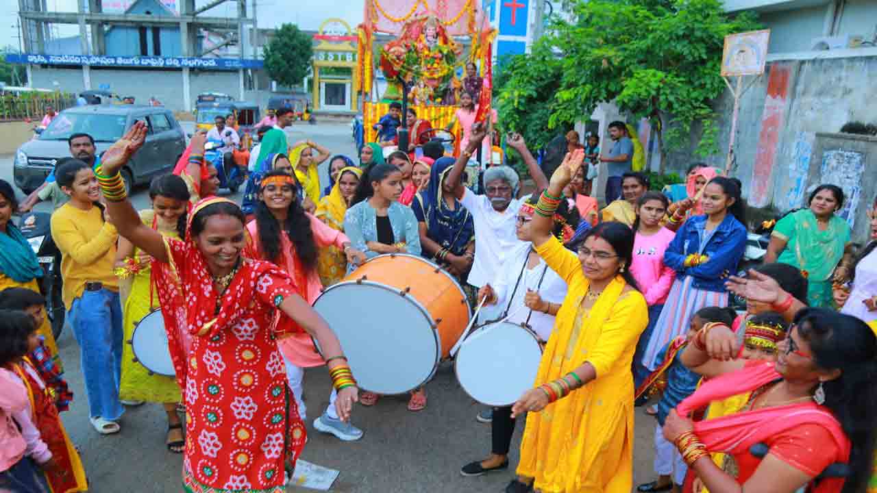 వైభవంగా దుర్గామాత శోభాయాత్ర