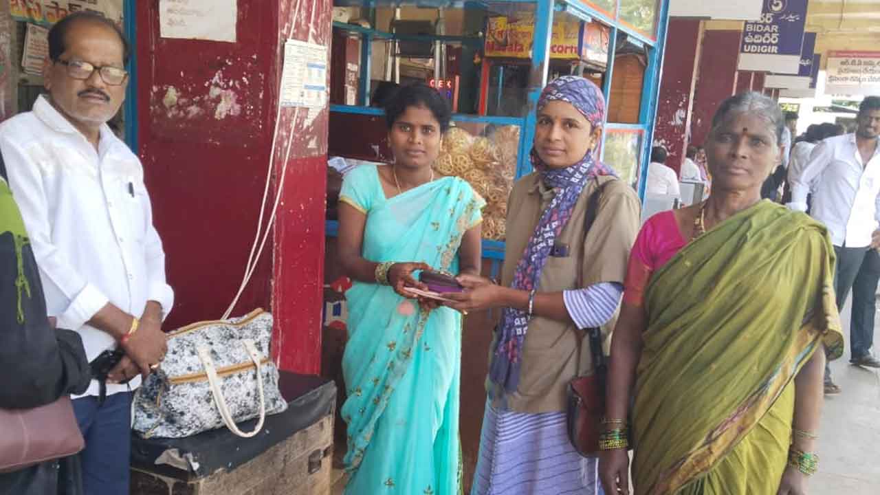 నిజాయితీని చాటుకున్న ఆర్టీసీ ఉద్యోగులు..బస్సులో మర్చిపోయిన నగదు, బంగారం అప్పగింత