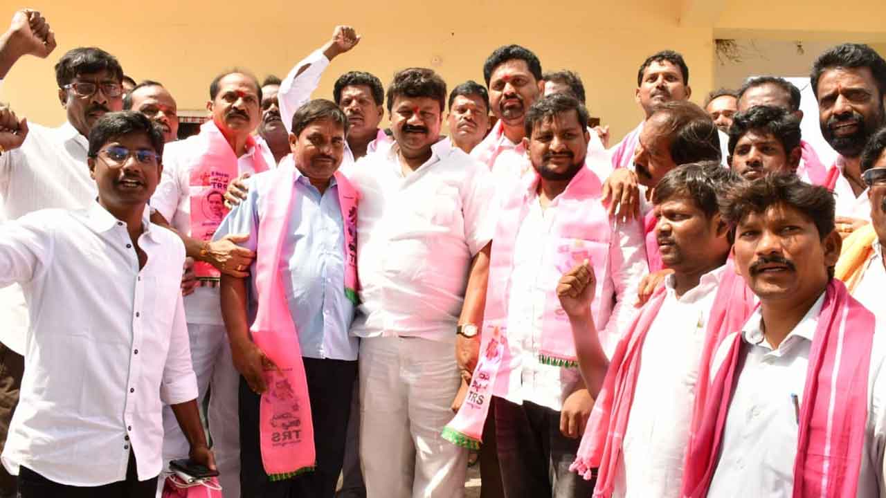 టీఆర్‌ఎస్‌లో చేరిన బీజేపీ, కాంగ్రెస్‌ నాయకులు