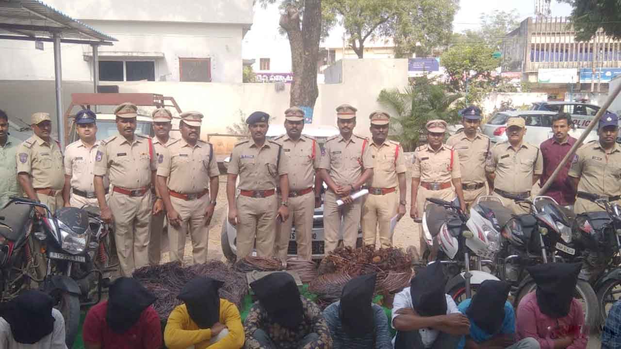 12 మంది కాపర్‌ వైర్ల దొంగల అరెస్టు