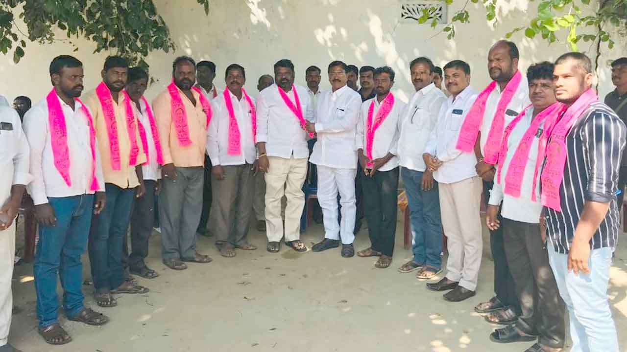 మంత్రి నిరంజన్‌రెడ్డి సమక్షంలో టీఆర్‌ఎస్‌లో చేరిక