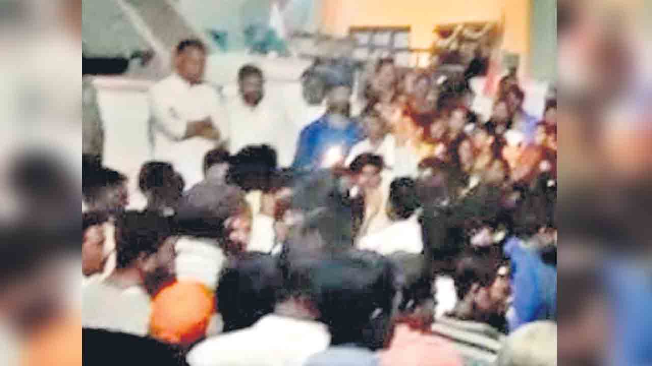 ఇన్నేండ్లకెల్లి నువ్వు చేసిందేంది?.. రాజగోపాల్‌రెడ్డిని నిలదీసిన గ్రామస్థులు