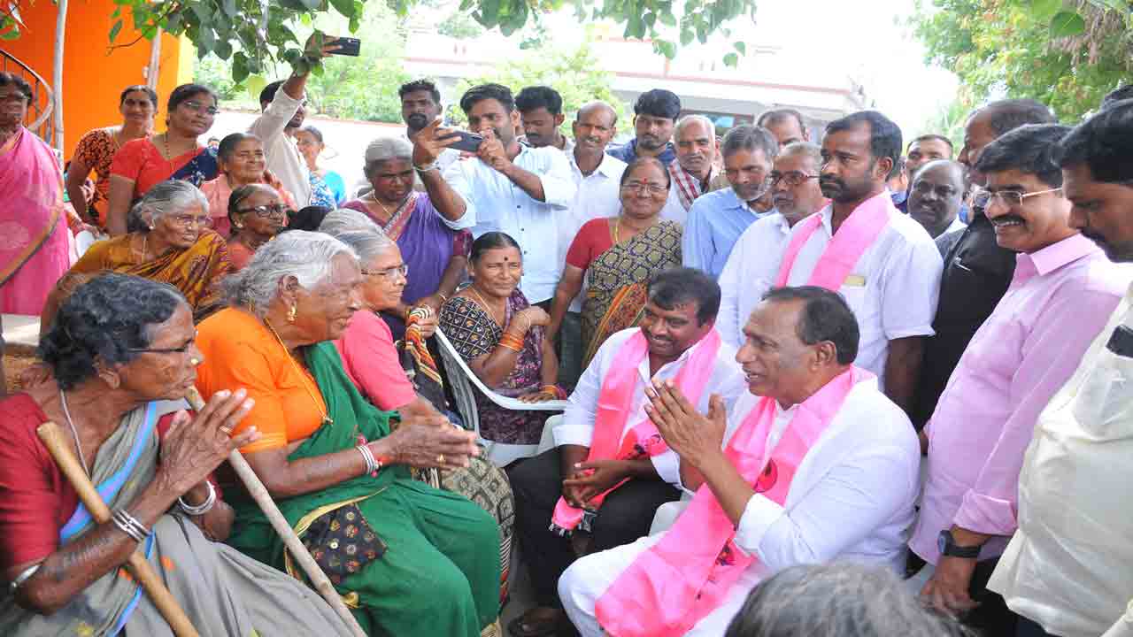 జనంలోకి గులాబీసేన