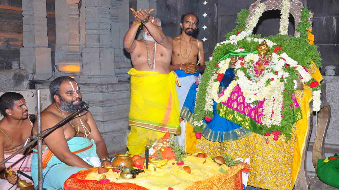 యాదాద్రిలో భక్తుల సందడి