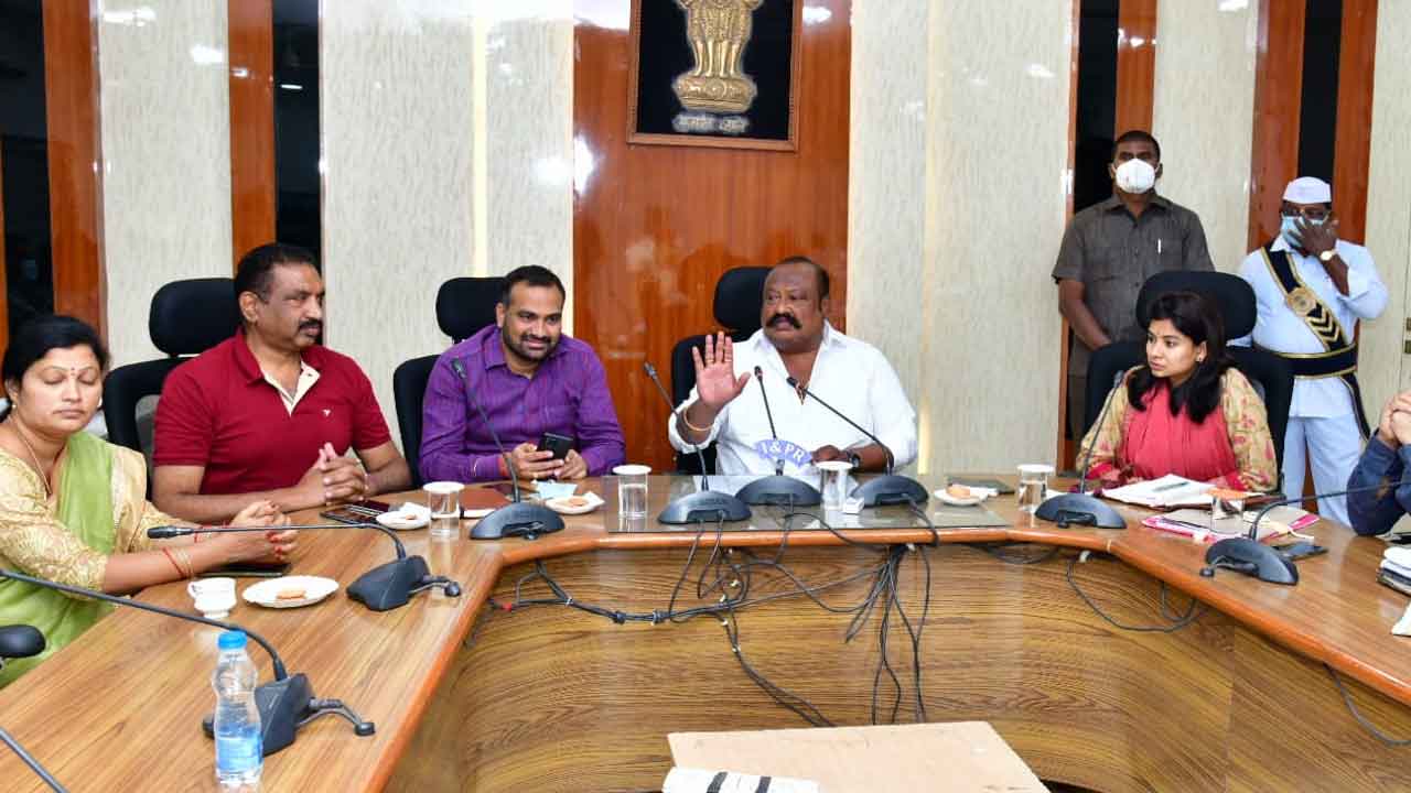 కరీంనగర్ ను క్లీన్ అండ్ గ్రీన్ నగరంగా అభివృద్ధి చేయాలి : మంత్రి గంగుల కమలాకర్