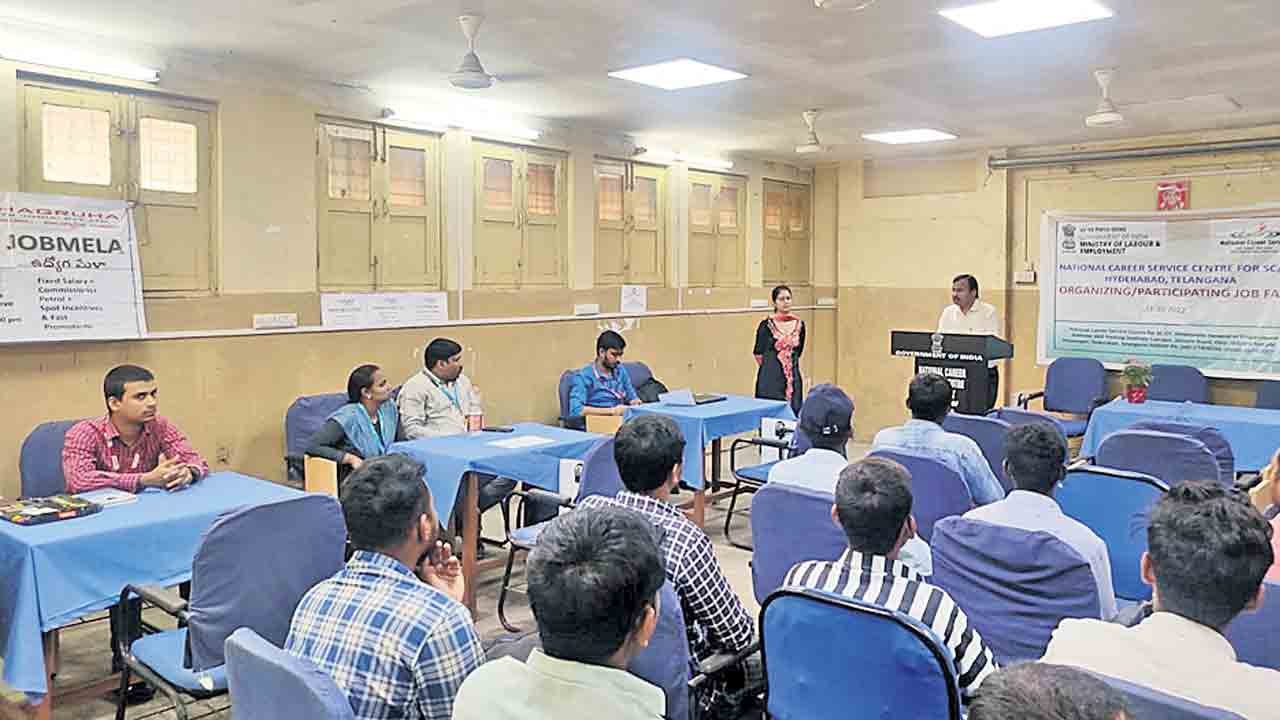 బాట చూపుతూ..బాసటగా నిలుస్తూ