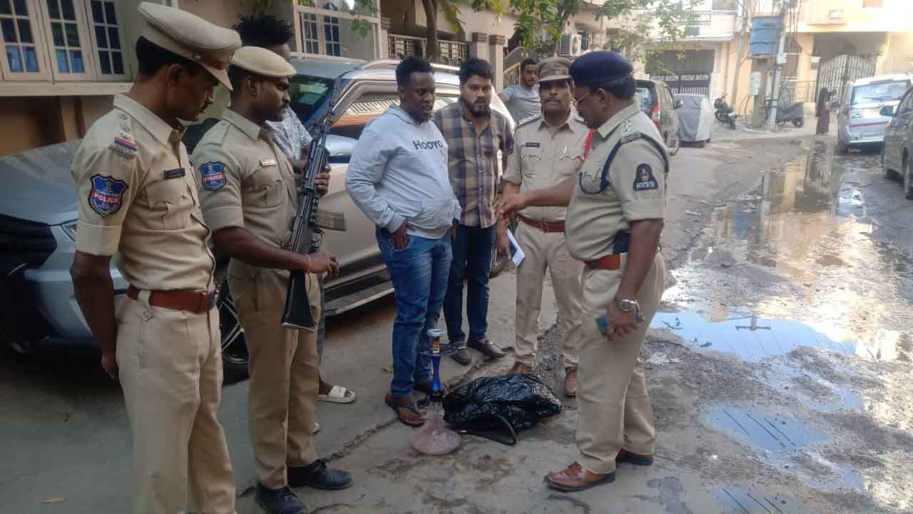 పారమౌంట్ కాలనీలో కార్డెన్‌ సెర్చ్‌.. పోలీసుల అదుపులో ఇద్దరు నైజీరియన్లు