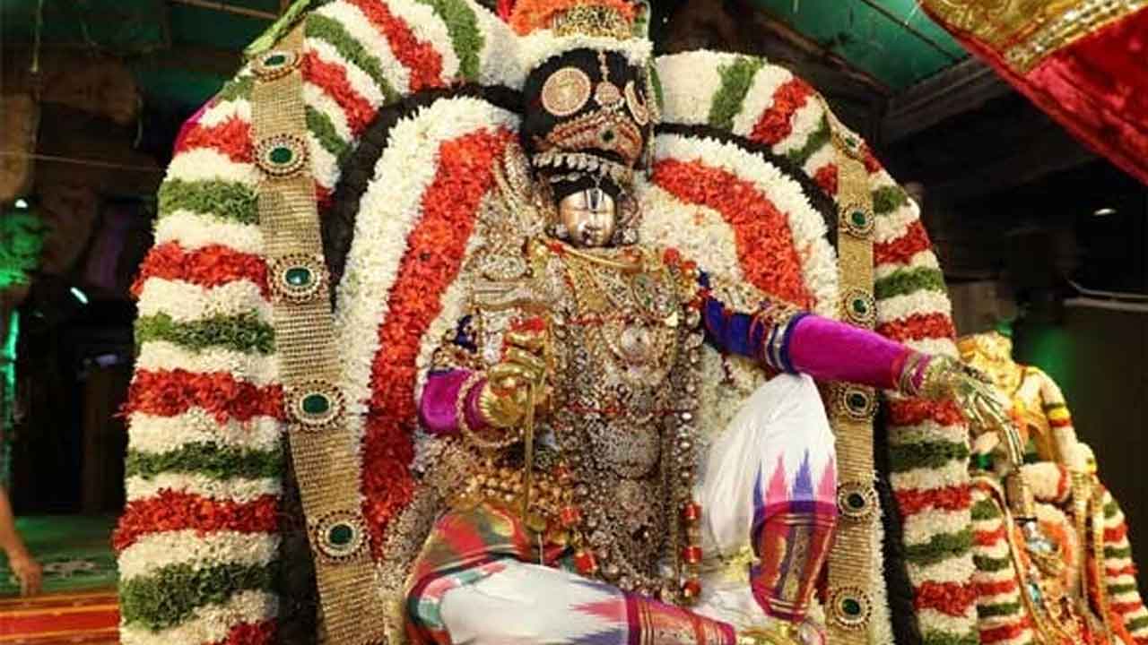 తిరుమలలో మోహిని అవతారంలో దర్శనమిచ్చిన మలయప్పస్వామి