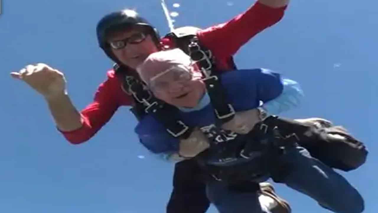 Noble Cause | 15 వేల అడుగుల ఎత్తు నుంచి దూకిన 90 ఏండ్ల వృద్ధుడు.. దీని వెనకున్న కారణమిదే..!