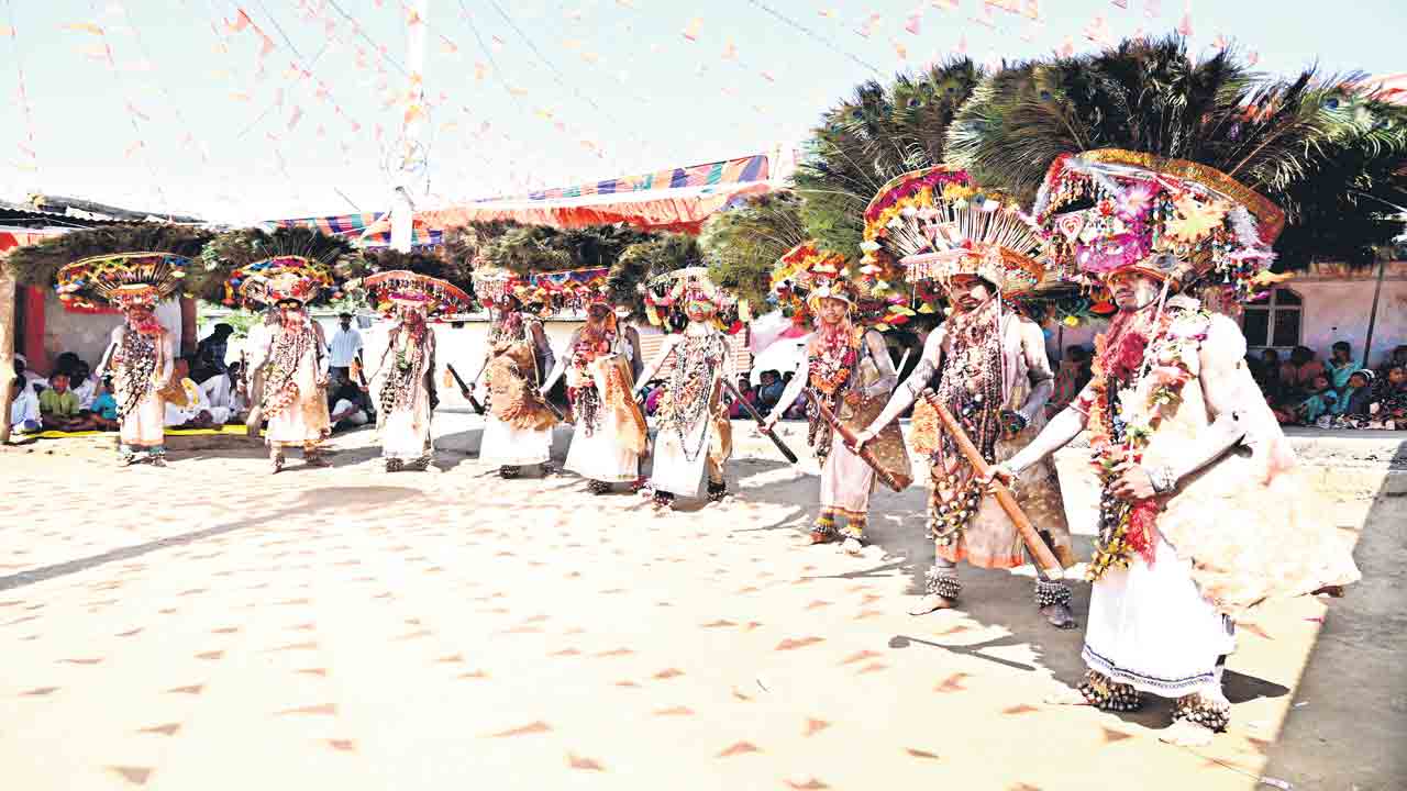 గూడేల్లో ఆకట్టుకున్న గుస్సాడీ నృత్యాలు