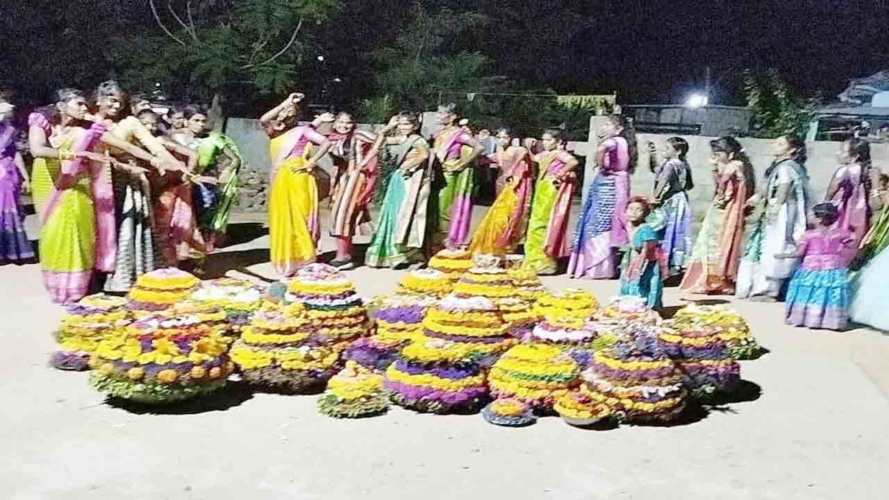 పోయిరా బతుకమ్మ.. మళ్లీరా గౌరమ్మ