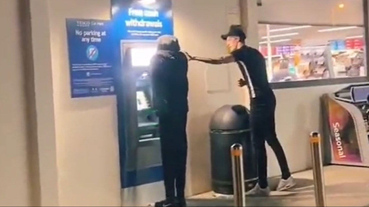 ATM | ఏటీయం ముందు బొమ్మ.. దాని వెనుక క్యూ కట్టిన జనం.. వీడియో వైరల్