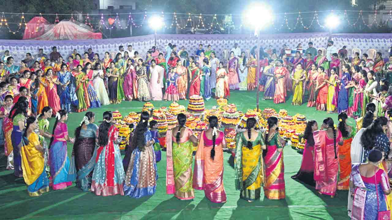 పుడమి తల్లికి పూల శోభ