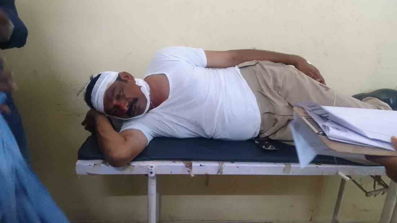 మెదక్ జిల్లాలో దారుణం.. హోంగార్డుపై గొడ్డలితో దాడి