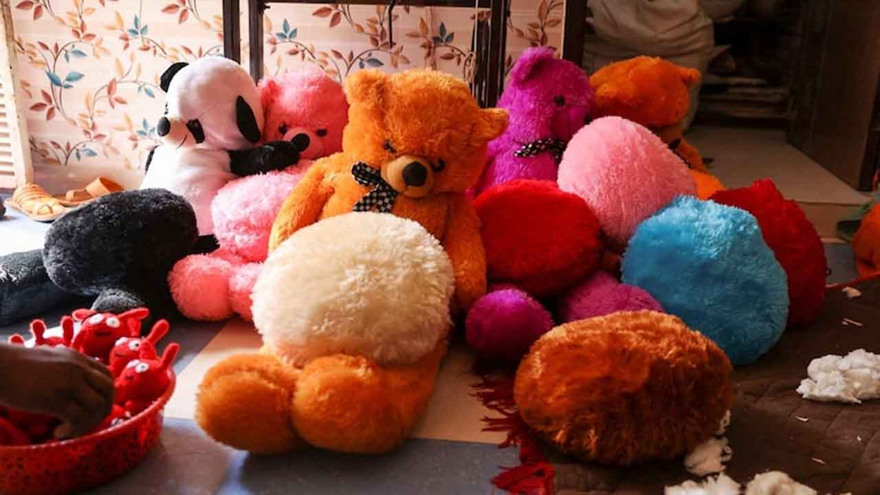 Cigarette butt toys | సిగరెట్‌ పీకలతో సాఫ్ట్‌ టాయ్స్‌.. కొత్త ఒరవడిలో ఓ ఇండియన్‌ ఫ్యాక్టరీ