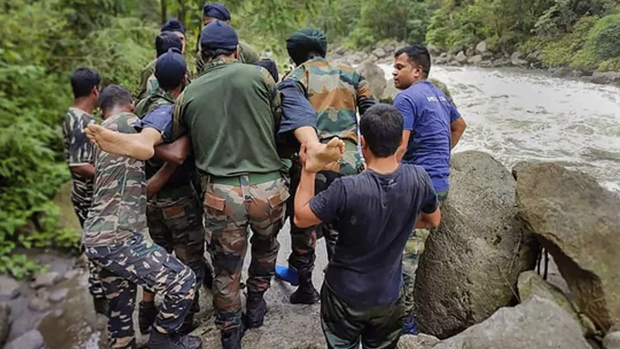 Army Helicopter Crash | రెండు మృతదేహాలు లభ్యం.. కొనసాగుతున్న రెస్క్యూ ఆపరేషన్‌