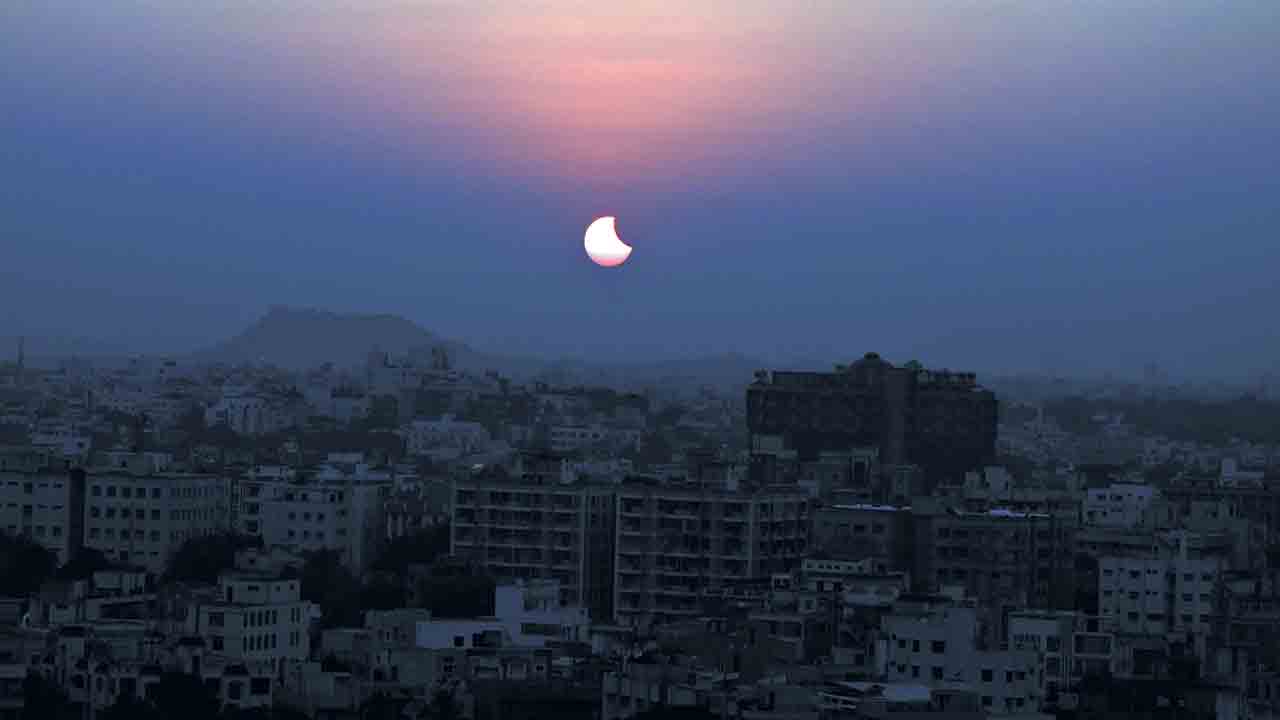 ఆకాశంలో అద్భుతం.. 27 ఏండ్ల తరువాత అరుదైన సూర్యగ్రహణం