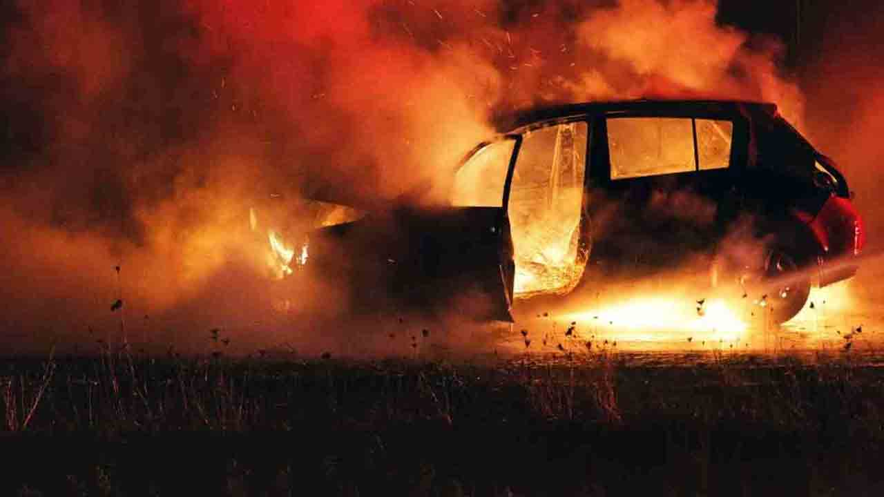 తప్పిన ముప్పు.. బంజారాహిల్స్‌లో దగ్దమైన కారు