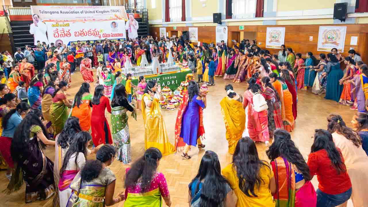 లండన్‌లో ఘనంగా చేనేత బతుకమ్మ