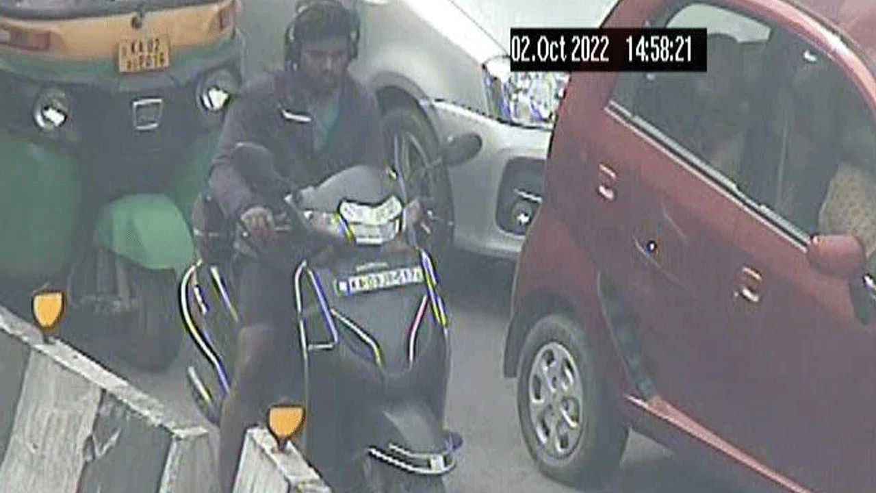 హెల్మెట్‌ ధరించలేదని ప్రూఫ్‌ కావాలన్న బైకర్.. ట్రాఫిక్‌ పోలీసులు ఏం చేశారంటే..!