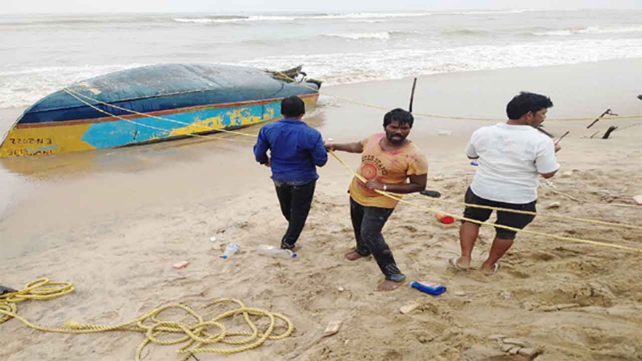 సముద్రంలో తిరగబడిన బోటు.. ఓ మత్స్యకారుడు మృతి