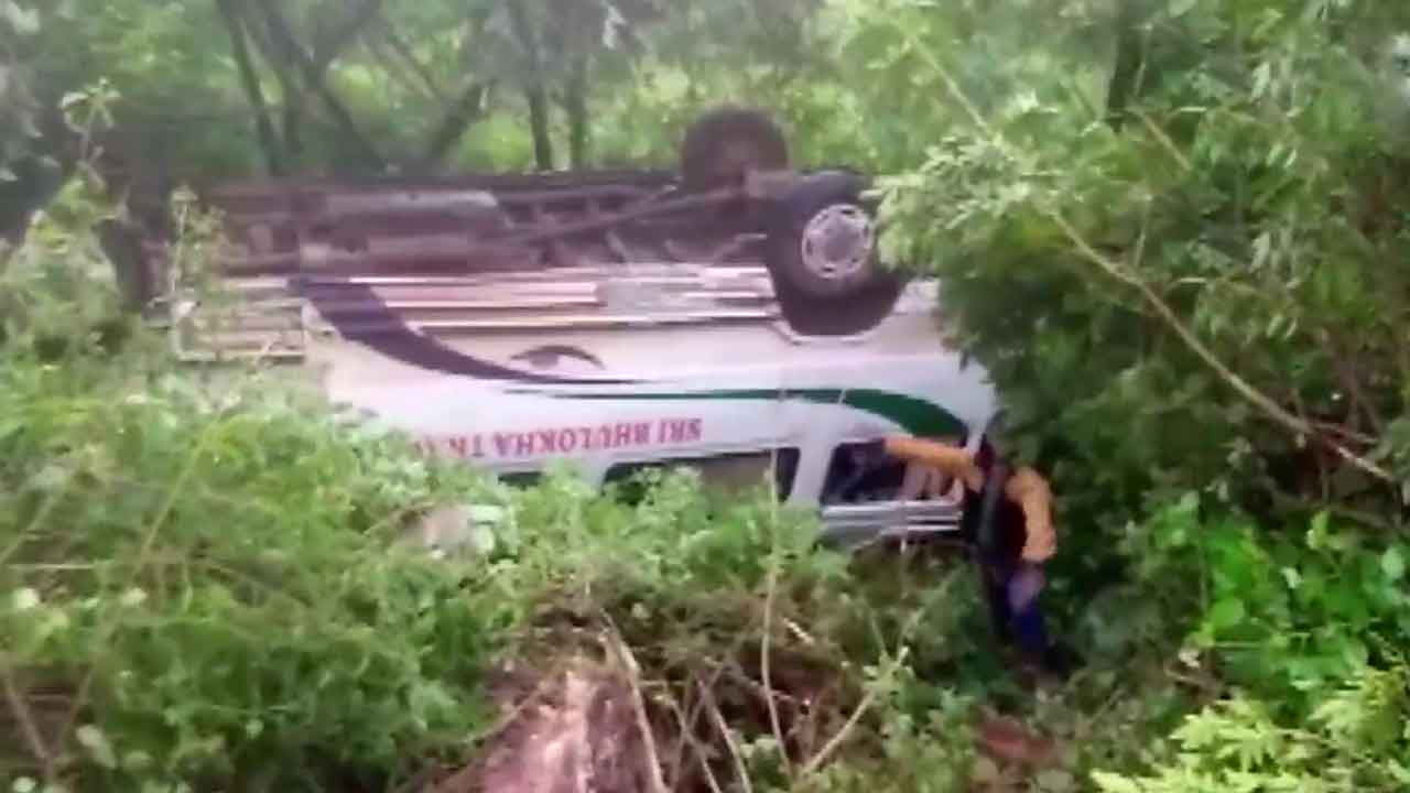 కొండ‌పై నుంచి లోయ‌లోప‌డ్డ బ‌స్సు.. 10 మందికి గాయాలు