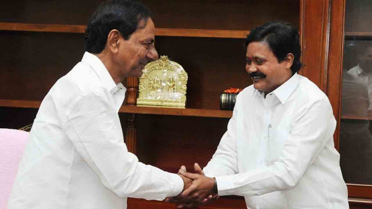 టీఆర్‌ఎస్‌ గూటికి మాజీ ఎమ్మెల్యే నల్లాల ఓదెలు!