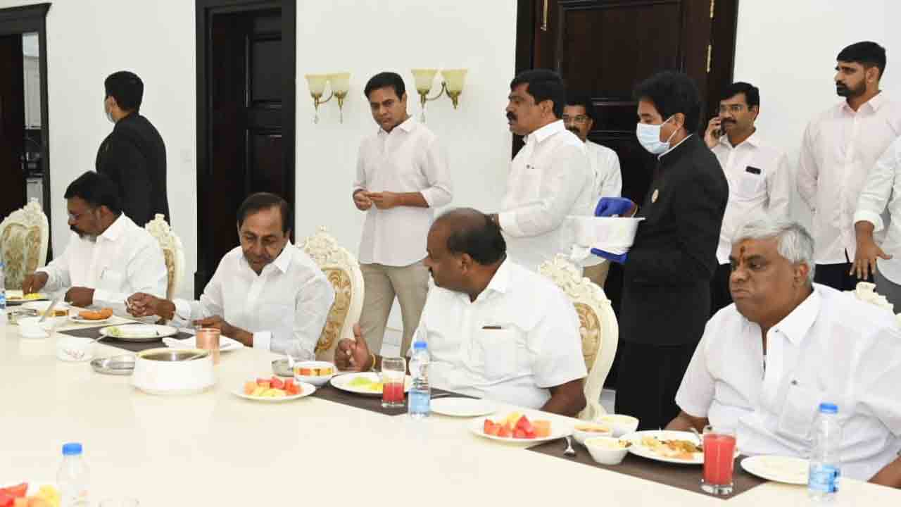 సీఎం కేసీఆర్తో కర్నాటక మాజీ సీఎం కుమారస్వామి భేటీ