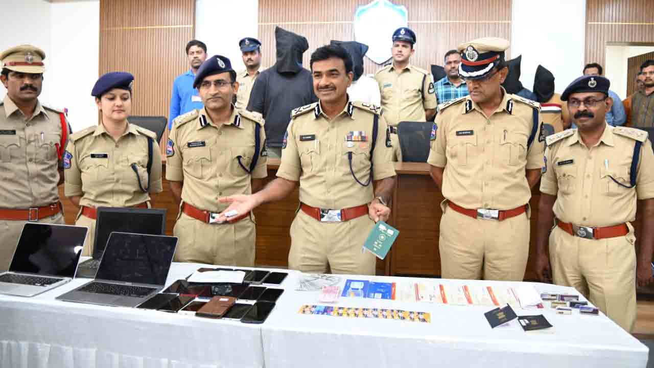 రూ. 903 కోట్ల కుంభ‌కోణాన్ని బ‌ట్ట‌బ‌య‌లు చేసిన హైద‌రాబాద్ పోలీసులు