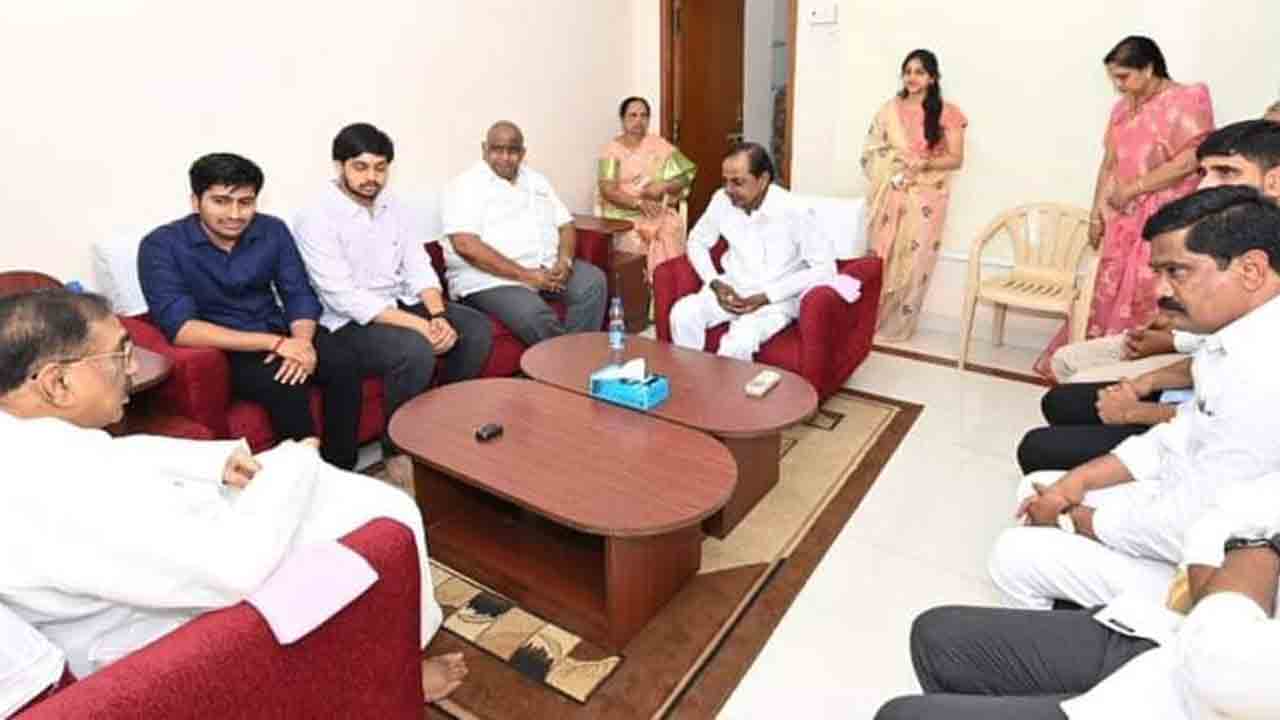 మాజీ ఎంపీ కెప్టెన్ ల‌క్ష్మీకాంత‌రావును ప‌రామ‌ర్శించిన సీఎం కేసీఆర్