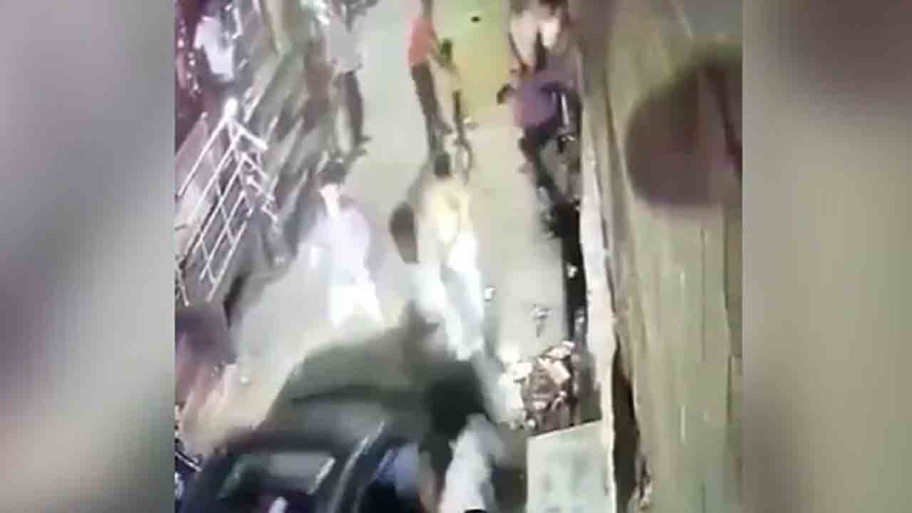 Watch: కారు డ్రైవర్‌, బైకర్‌ మధ్య గొడవ… కొందరిపైకి దూసుకెళ్లిన కారు